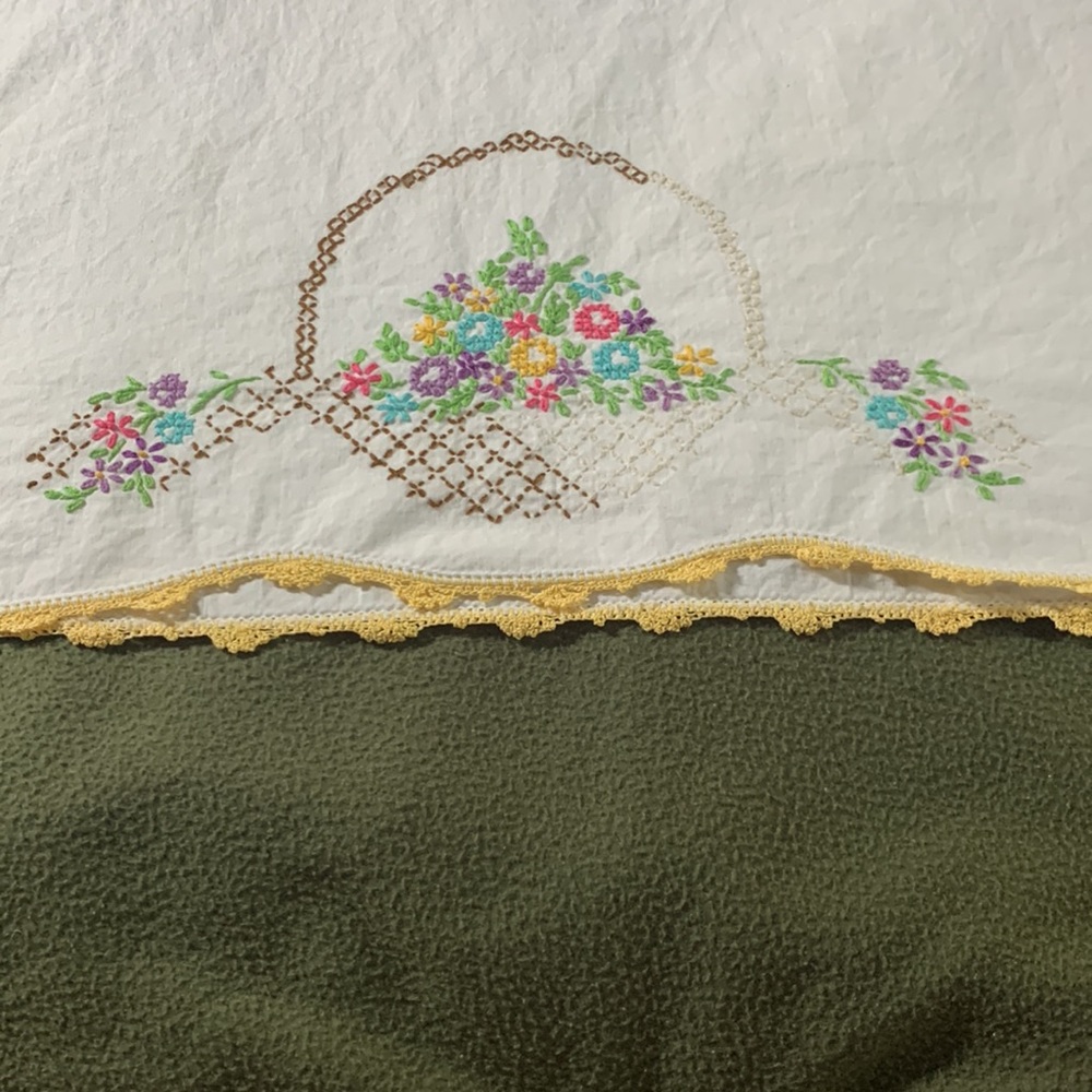 Vintage, embroidered pillowcase. Beautiful flowers in basket. Standard size. - Picture 2 of 3